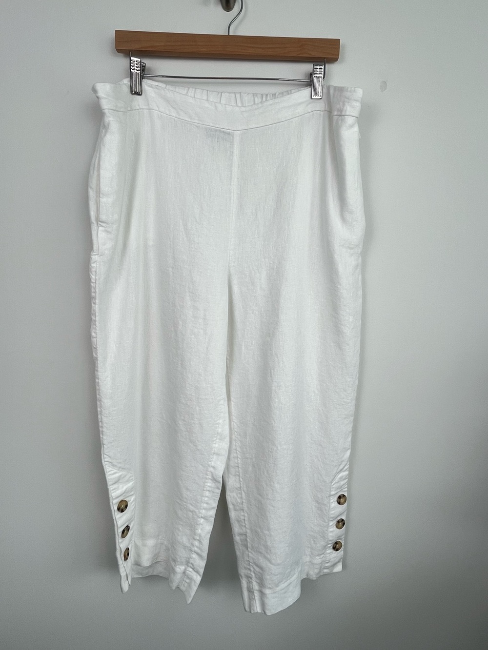 Chico’s white 100% linen pull on elastic waist cropped button detail pants, 14.
